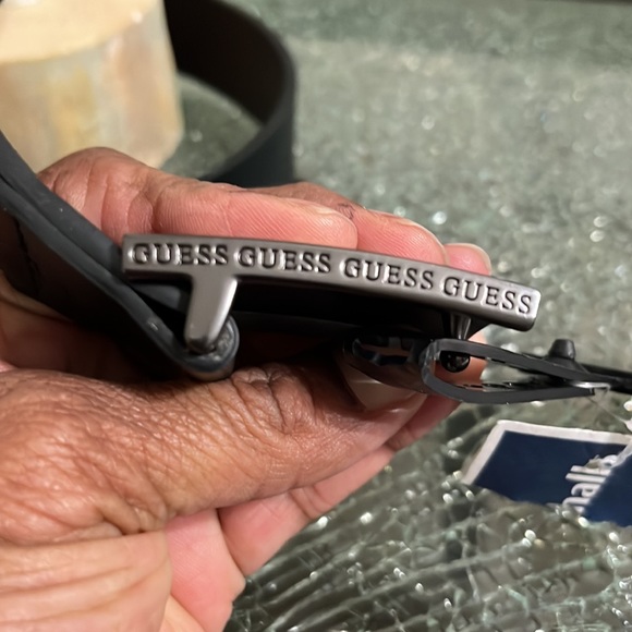 NWT GUESS BELT SIZE XL UNISEX BLACK WITH LOGO OUTSIDE BELT BUCKLE LOGO ON EDGE - Picture 4 of 9